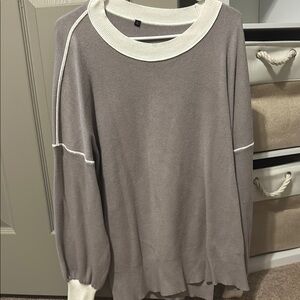 Light Gray Crew Neck Sweater with Long Sleeves